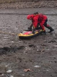Pražští hasiči zachraňovali chlapce, který uvízl ve vypuštěném rybníku