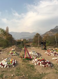 Kousek za památníkem je loučka, která je pokrytá hroby obětí vojáků za posledních několik týdnů