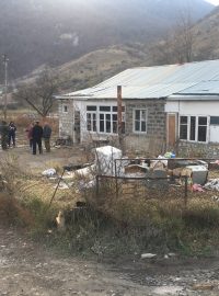 Arménští obyvatelé nárazníkových zón prchají z Náhorního Karabachu