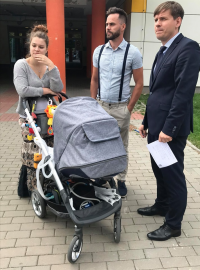 U kočárku před nemocnicí v Motole stojí rodiče malého Olivera Kovalského se svým právním zástupcem