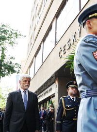 Pieta k 21. srpnu před budovou Českého rozhlasu