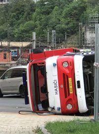 V Legerově ulici u Národního muzea v Praze se převrátilo hasičské auto jedoucí k zásahu