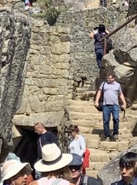 Místopředseda kontrolního výboru Vojtěch Munzar z ODS (ve fialovém tričku) během výletu na Machu Picchu.