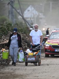 Některá místa jsou už autem dostupná, jiná stále zůstávají odříznutá od obce