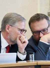 Premiér Petr Fiala (ODS) a šéf Lidovců Marian Jurečka (KDU-ČSL) na jednání vlády den poté, co premiér oznámil vůli odvolat šéfa Pirátů Bartoše z ministerstva pro místní rozvoj