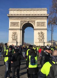 Shromažďují se i u Vítězného oblouku v horní části pařížské třídy Champs-Elysées.