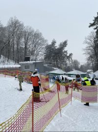 Lyžařů zatím není tolik, aby byl s dodržováním opatření výraznější problém