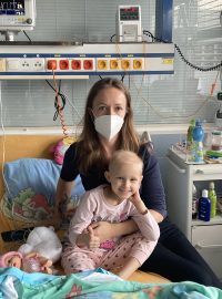 Pětiletá Ema je v nemocnici už po šesté dávce chemoterapie a dny tu s ní tráví její matka Karolína.