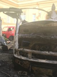 Vůz začal po výbuchu hořet a vzňalo i sousední auto. Dodávka, jež explodovala, je naprosto zničená