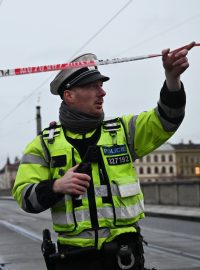 Policie uzavřela Mánesův most vedoucí k budově Filozofické fakulty UK