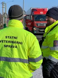 Veterináři s policií a celníky kvůli kauze s polským masem kontrolují kamiony u hranic s Polskem. Fotografie z Královéhradeckého kraje