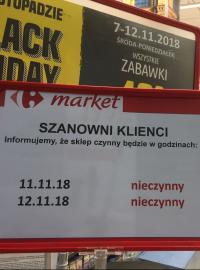 Všechny obchody, nejen ty ze sítě Carrefour, budou v neděli a v pondělí zavřené