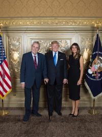 Prezident Miloš Zeman se na slavnostní recepci pro účastníky zasedání Valného shromáždění OSN potkal s americkým prezidentem Donaldem Trumpem a jeho manželkou Melanií (září 2017)