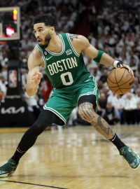 Hvězdou Bostonu ve čtvrtém utkání play-off NBA proti Miami byl 33bodový Jayson Tatum