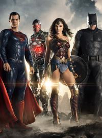 Liga spravedlnosti: (zleva) Flash (Ezra Miller), Superman (Henry Cavill), Cyborg (Ray Fischer), Wonder Woman (Gal Gadotová), Batman (Ben Affleck) a Aquaman (Jason Momoa)