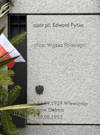 Jméno pilota Edwarda Pytka v Panteonu na Vojenském hřbitově ve Varšavě