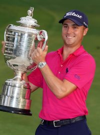 Justin Thomas s trofejí pro vítěze PGA Championship