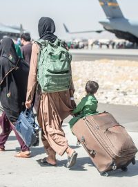Tisíce Afghánců se snaží utéct ze země přes kábulské letiště