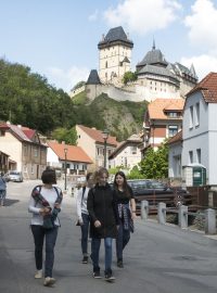 Hrad Karlštejn nabízí po svém znovuotevření prohlídky jedné trasy bez průvodce