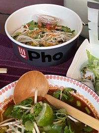Když dron přiveze polévku pho, salát z papaji a letní závitky z vietnamské restaurace. Je to budoucnost donáškovych sluzeb?