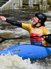 Tereza Kneblová se v cíli závodu v kajak krosu nejdříve radovala, ale po penalizaci zavládl smutek