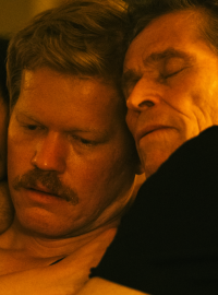 Margaret Qualley, Jesse Plemons a Wlllem Dafoe ve filmu Milé laskavosti