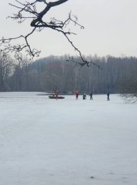 Hasiči zasahují na zámeckém rybníku v Žamberku, kde se pod dětmi prolomil led.