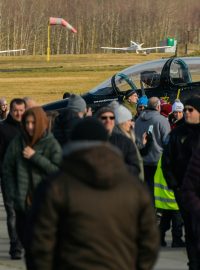 Na Den otevřených hangárů na záložním vojenském letišti v Líních dorazily tisíce lidí