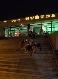 Lidé před festivalovým kinem Hvězda v Uherském Hradišti