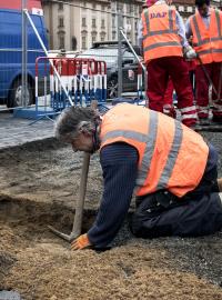 Na Staroměstském náměstí se začalo s výkopovými pracemi pro zasazení Mariánského sloupu.