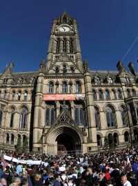 Tisíce lidí na vigilii v centru Manchesteru.