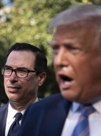 Ministr financí Steven Mnuchin s prezidentem Donaldem Trumpem