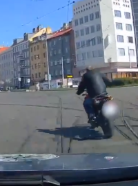 Zloděj ujíždí policistům na kradené motorce poblíž pražské Palmovky
