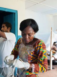 Spavá nemoc: zdravotníci ve Středoafrické republice připravují léčbu mladé dívky, která onemocněla spavou nemocí.