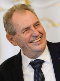 Miloš Zeman (vlevo) nepřímo potvrdil, že uvažuje o jmenování nového šéfa Ústavního soudu. Připustil i variantu, že by nástupce Pavla Rychetského (vpravo) vybral ještě před koncem prezidentských lednových voleb