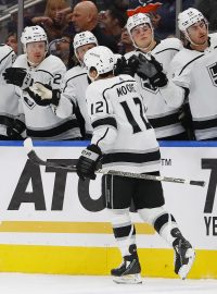 Los Angeles Kings slaví gól útočníka Trevora Moora ve druhé třetině zápasu proti Edmonton Oilers