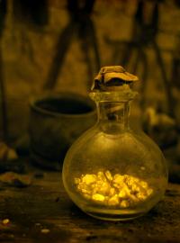 Zlato bylo výraznou motivací alchymistického dění. Edward Kelley byl jedním z řady alchymistů, kteří přesvědčili císaře Rudolfa II., že umí vyrobit zlato a získal tak od císaře nemalé bohatství, slávu, pražské domy a pozemky v okolí Prahy.