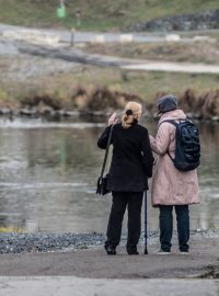 Na lávce v pražské Troji byli ve chvíli, kdy se zřítila, čtyři lidé včetně paní Olgy