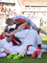 Fotbalisté Slavie se radují ze zisku titulu.