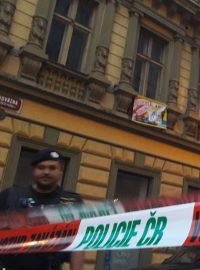 Squatteři jsou podezřelí z přestupku, po vyslechnutí je policie propustila.