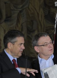 Německý ministr zahraničí Sigmar Gabriel a ministr zahraničních věcí ČR Lubomír Zaorálek po společném jednání