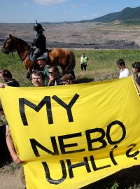 Přes dvě stovky lidí protestovaly 24. června u Horního Jiřetína na Mostecku proti prolomení limitů těžby uhlí. Účastníci protestního pochodu došli na hranu lomu ČSA, kde udělali živý řetěz značící hranici limitů těžby.