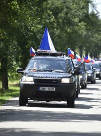 K areálu Čapí hnízdo v Olbramovicích na Benešovsku se v sobotu sjížděli nejen hosté na svatbu šéfa hnutí ANO Andreje Babiše s jeho dlouholetou partnerkou Monikou, ale i občané protestující proti politice Babiše. Na snímku projíždí protestní kolona kolem areálu.