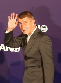 Andrej Babiš přichází do svého volebního štábu.