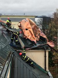 Hasiči odstraňují následky vichřice, která poškodila střechu na pavilonu chirurgie Krajské nemocnice Liberec