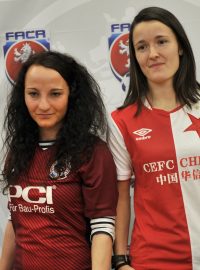 Fotbalistky Slavie Eva Bartoňová (vpravo) a Sparty Petra Vyštejnová