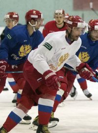 Ruští hokejisté při tréninku před olympijskými hrami