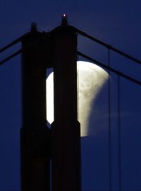 Modrý úplněk skrze věhlasný Golden Gate Bridge v americkém státě San Francisco