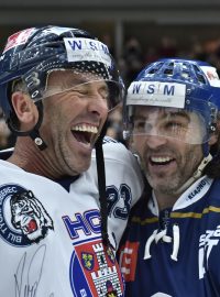 Obě hokejové legendy s pozápasovými úsměvy