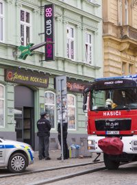 Policisté a záchranáři před nočním podnikem v Plzni, kde 24. března 2018 zaútočila žena na tři lidi chemikálií, pravděpodobně šlo o kyselinu. Dva muže a ženu, kteří utrpěli zranění, převezli záchranáři do nemocnic.